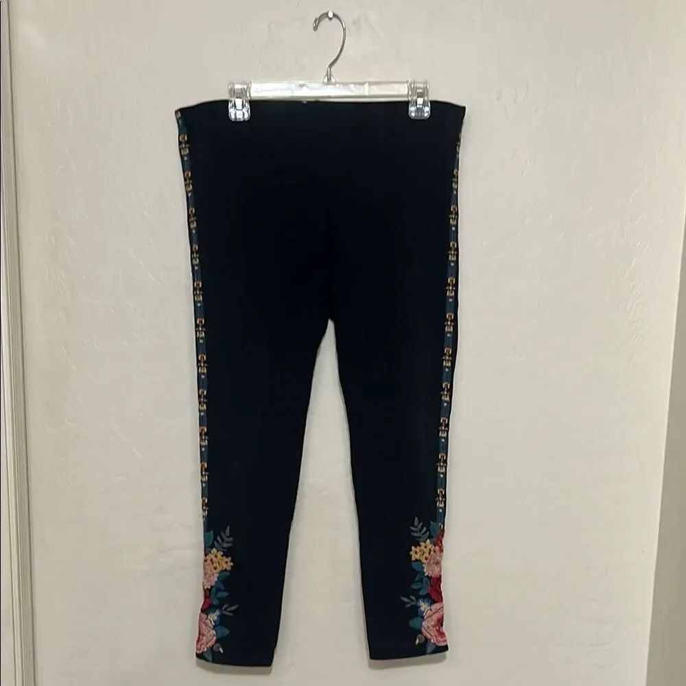 Johnny Was Floral Embroidered Black Pull-On Leggings Boho Modern Top